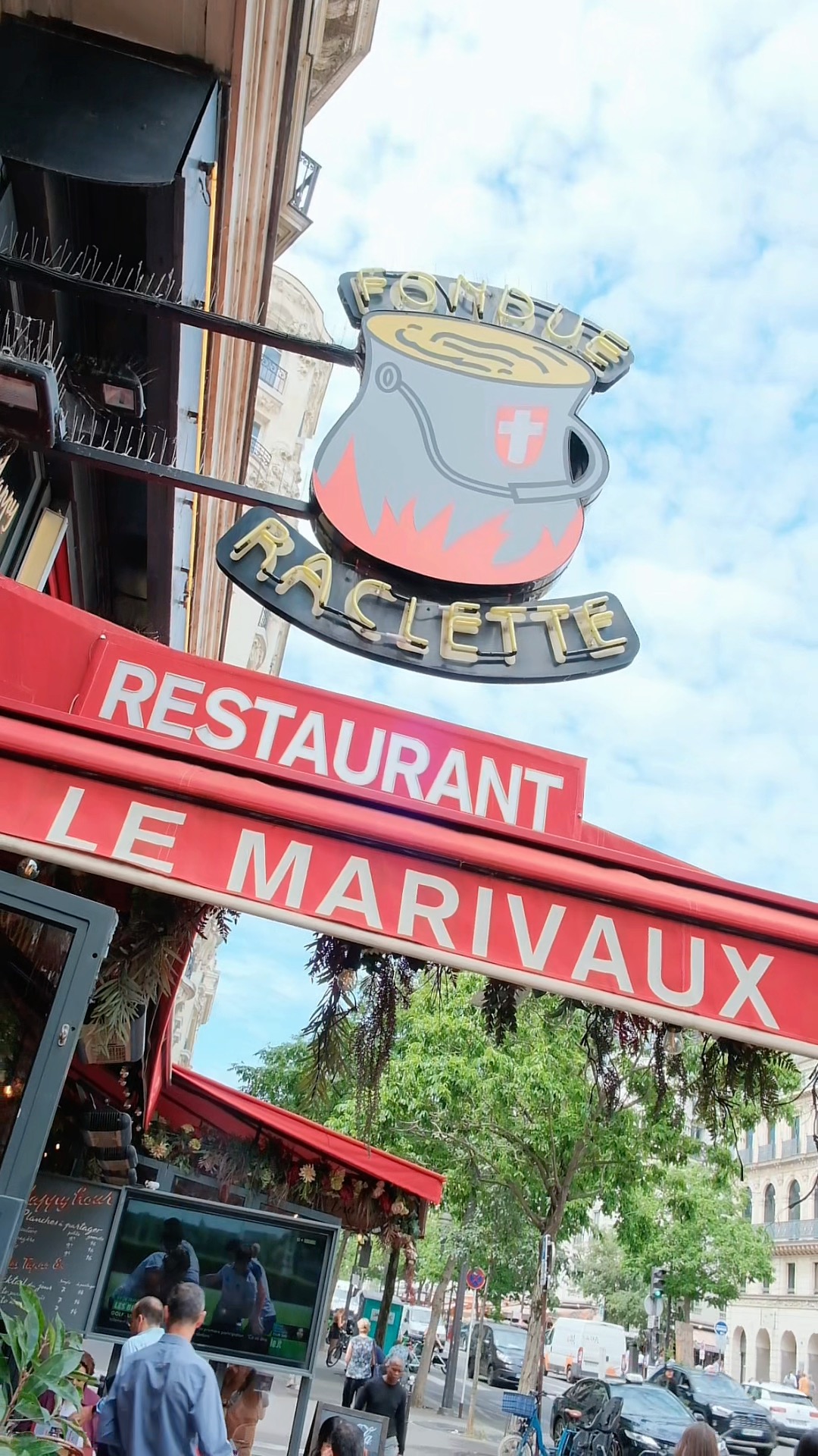 Devanture du restaurant Le Marivaux à Paris avec enseigne vintage et terrasse