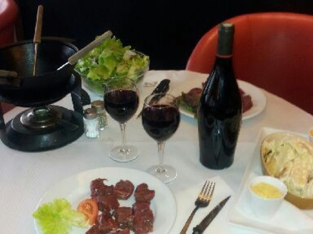Plateau de charcuterie italienne et vins rouges en restaurant gastronomique
