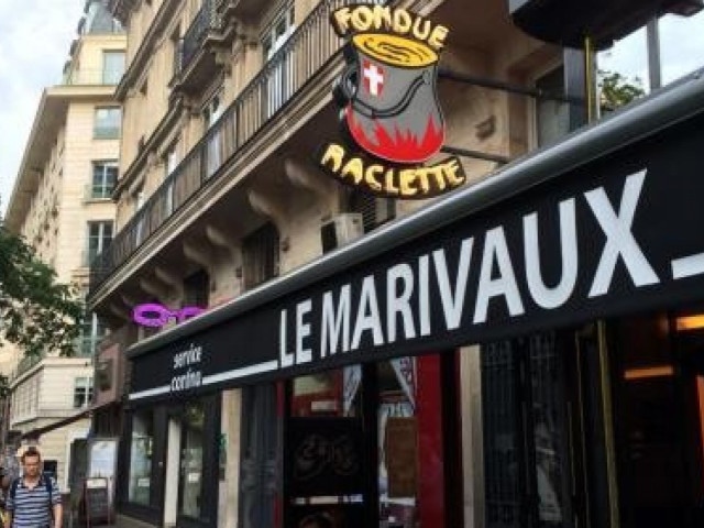 Façade du restaurant Le Marivaux avec enseigne Fondue Raclette à Paris