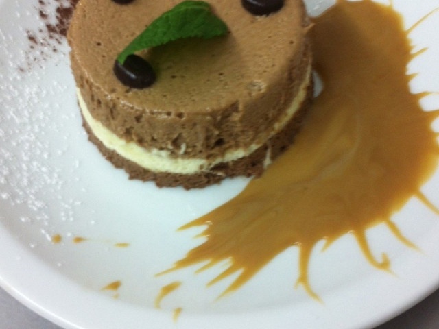 Mousse au chocolat humoristique avec visage et décoration caramel