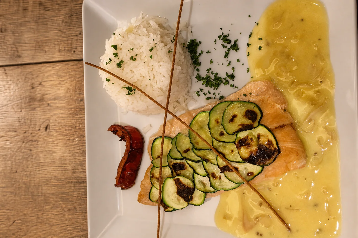 Assiette gastronomique avec langoustine, écailles de courgette et réduction jaune